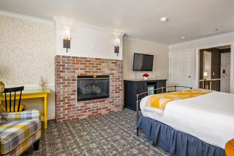 Deluxe Room, 1 King Bed (Main Inn) | Living area | 40-inch LCD TV with cable channels, Smart TV, fireplace