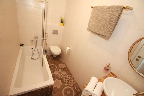 Basic Studio | Bathroom | Bathtub, hair dryer, towels, soap