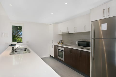 Standard Apartment, 3 Bedrooms, Resort View | Private kitchen | Fridge, microwave, stovetop, dishwasher