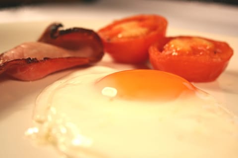 Daily cooked-to-order breakfast (GBP 10.00 per person)