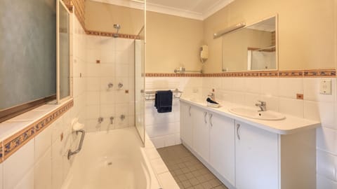 Family Room, Non Smoking (Standard Family) | Bathroom | Shower, hair dryer, towels