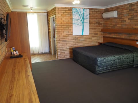 Executive Room, 1 King Bed, Non Smoking | Desk, free WiFi, bed sheets