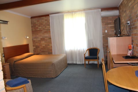 Deluxe Twin Room, Multiple Beds, Non Smoking | Desk, free WiFi, bed sheets