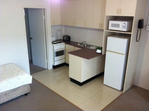 Full-size fridge, microwave, coffee/tea maker, electric kettle