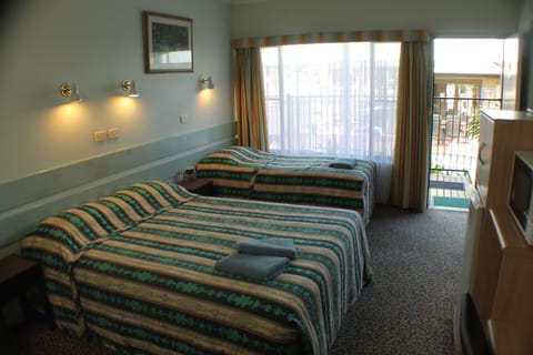 Queen Twin Share | Desk, iron/ironing board, free WiFi, bed sheets