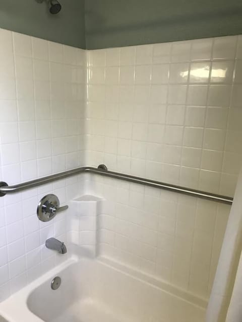 Room, 1 King Bed, Non Smoking | Bathroom | Combined shower/tub, towels