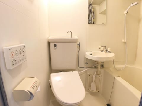 Combined shower/tub, free toiletries, hair dryer, slippers