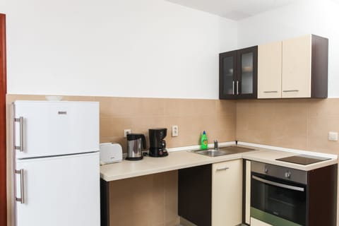 Studio, Balcony | Private kitchen | Fridge, stovetop, coffee/tea maker, electric kettle