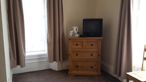 Iron/ironing board, bed sheets