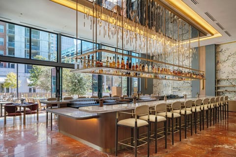 2 bars/lounges, lobby lounge, cocktail bar