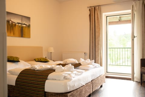 Double Room, 1 Queen Bed, Balcony | Minibar, in-room safe, desk, free WiFi