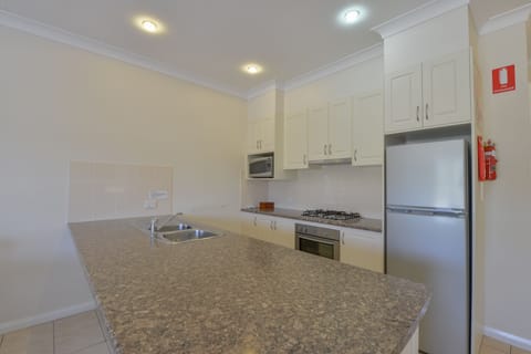 Standard Apartment, 2 Bedrooms, Non Smoking, Kitchen | Private kitchen | Fridge, microwave, electric kettle, toaster