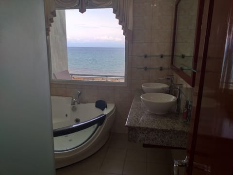 Luxury Ocean Suite | Bathroom | Shower, free toiletries, hair dryer, towels