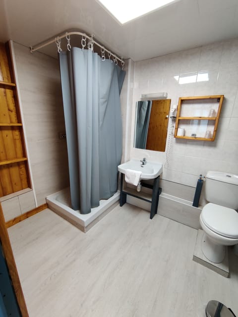Double Room | Bathroom | Free toiletries, hair dryer, towels