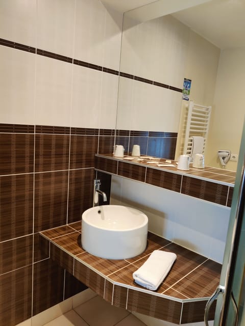 Suite | Bathroom | Free toiletries, hair dryer, towels
