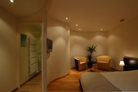 Suite | Individually decorated, desk, blackout drapes, soundproofing