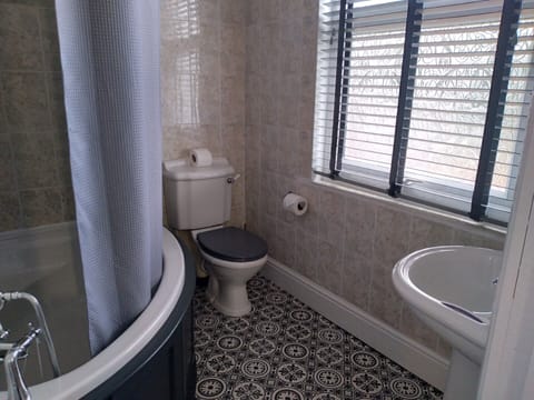 Superior Double Room | Bathroom | Free toiletries, hair dryer, towels