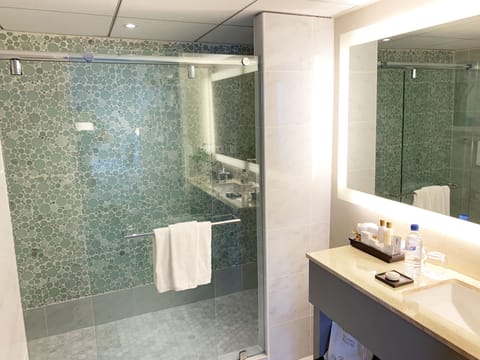 Preferred Club Suite Ocean View King | Bathroom | Combined shower/tub, free toiletries, towels