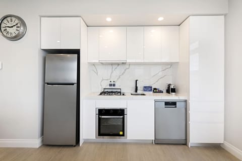 Full-size fridge, microwave, oven, stovetop