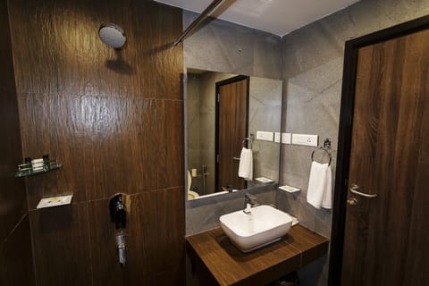 Club Room | Bathroom | Shower, free toiletries, bidet, towels