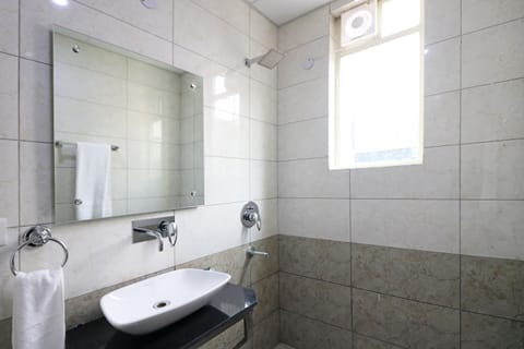 Deluxe Double Room | Bathroom | Shower, towels