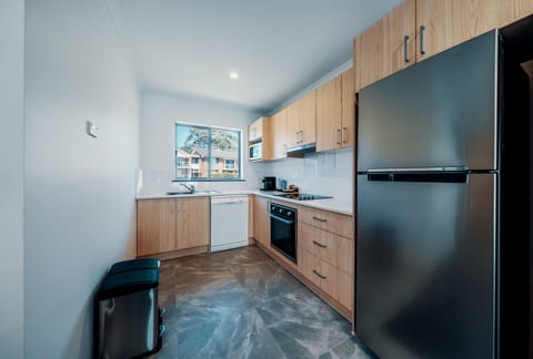 Serviced Apartment, 2 Bedrooms, Non Smoking, Kitchen | Private kitchenette | Microwave, electric kettle