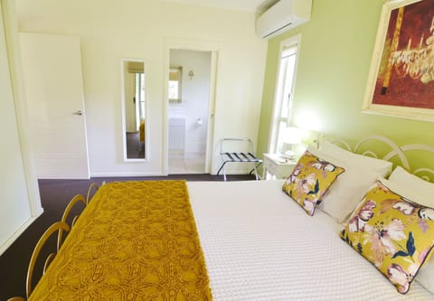 Luxury Cabin, 1 Queen Bed, Kitchenette (1brm Studio) | Iron/ironing board, free WiFi, bed sheets