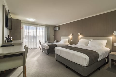 Suite Queen and Single | Desk, iron/ironing board, free WiFi, bed sheets