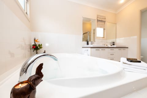 Luxury Cottage | Bathroom | Free toiletries, hair dryer, bathrobes, towels