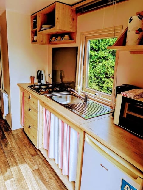 City Chalet, Private Bathroom (Domaine de Launay Blot) | Private kitchen | Coffee/tea maker, electric kettle