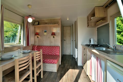 Premium Cottage, Ensuite | Private kitchen | Coffee/tea maker, electric kettle