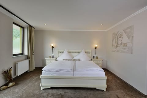 Premium bedding, in-room safe, desk, blackout drapes