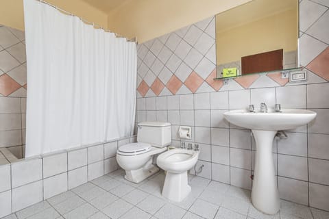 Double Room | Bathroom | Shower, free toiletries, bidet, towels