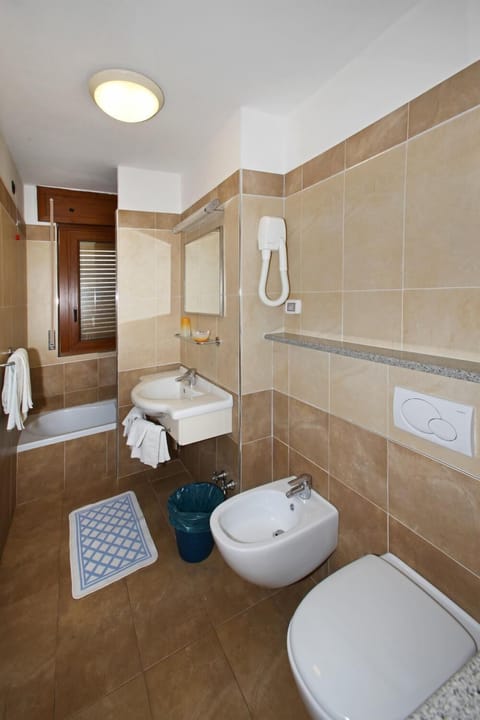 Combined shower/tub, deep soaking tub, free toiletries, hair dryer