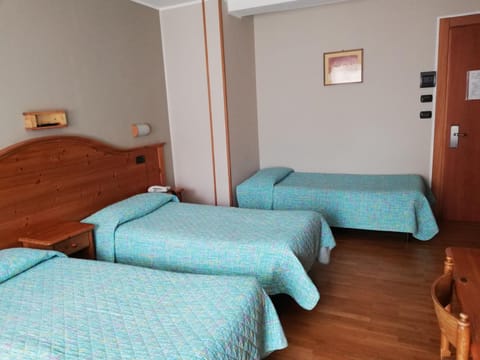 In-room safe, desk, free WiFi