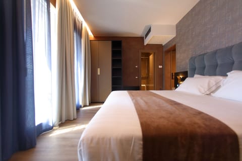 Premium bedding, down comforters, minibar, in-room safe