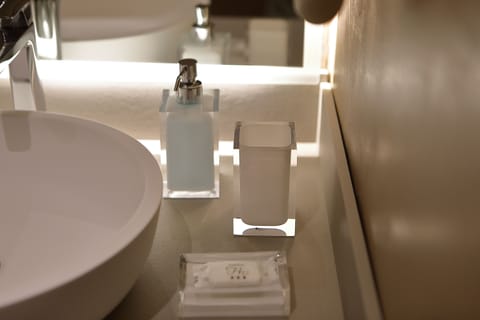 Superior Double Room | Bathroom | Shower, rainfall showerhead, free toiletries, hair dryer