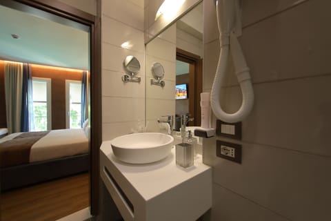 Standard Triple Room | Bathroom | Shower, rainfall showerhead, free toiletries, hair dryer