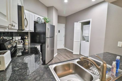 Full size kitchen with stackable washer/dryer