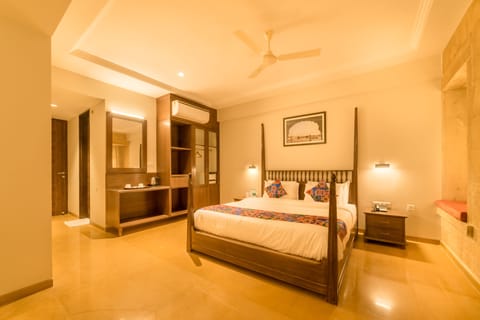 King Suite Room | Minibar, desk, soundproofing, free WiFi