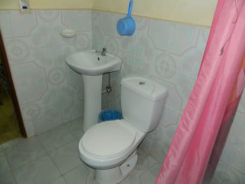 Economy Double Room Single Use | Bathroom | Designer toiletries, towels, soap, toilet paper