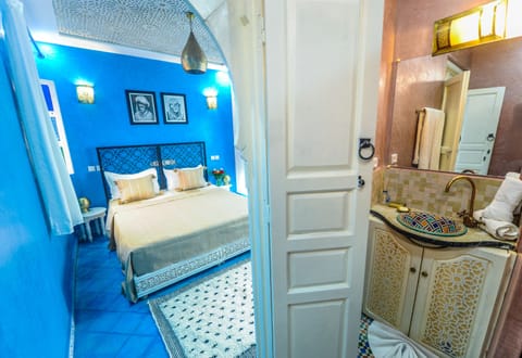 Comfort Double Room (Ranya) | Bathroom | Shower, rainfall showerhead, free toiletries, hair dryer