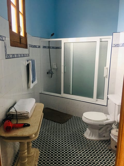 Family Apartment | Bathroom | Shower, free toiletries, hair dryer, towels