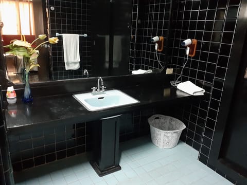 Deluxe Room | Bathroom | Combined shower/tub, deep soaking tub, rainfall showerhead