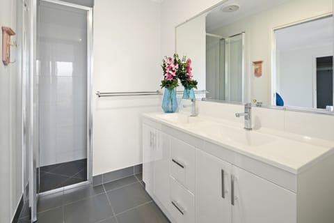 Family House | Bathroom | Separate tub and shower, free toiletries, hair dryer, towels