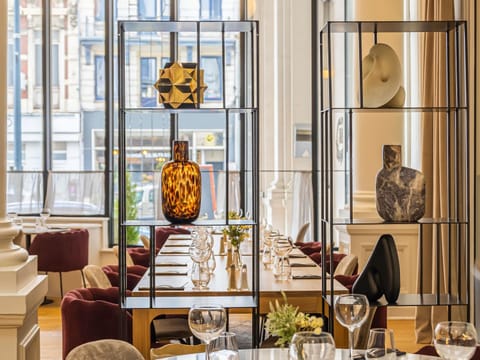 Breakfast, lunch, dinner served; French cuisine 