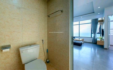 Panoramic Apartment, 2 Bedrooms | Bathroom | Shower, rainfall showerhead, free toiletries, hair dryer