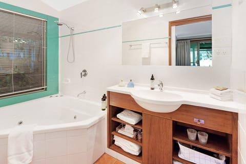 Garden Cottage | Bathroom | Combined shower/tub, jetted tub, free toiletries, hair dryer