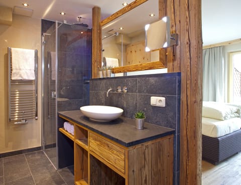 Standard Double Room, 1 Bedroom, Mountainside | Bathroom | Rainfall showerhead, free toiletries, hair dryer, bathrobes