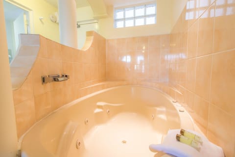 Hastings Spa Room | Jetted tub